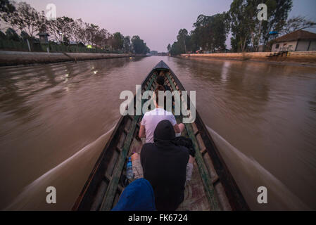 I turisti in una barca sul Lago Inle, Nyaungshwe, Stato Shan, Myanmar (Birmania), Asia Foto Stock