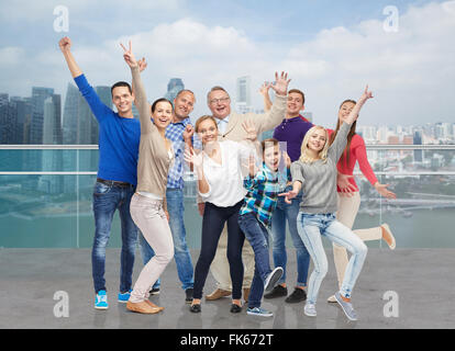 Le persone felici divertendosi su city waterside Foto Stock