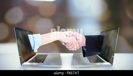 Immagine composita di close up di un business di persone la chiusura di una trattativa Foto Stock