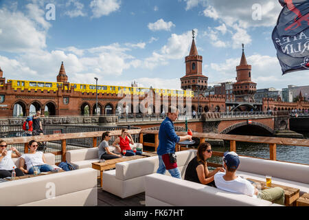 Vista su Ponte Oberbaum (Oberbaumbrucke)/Friedrichshain Kreuzberg di Berlino, Germania, Europa Foto Stock