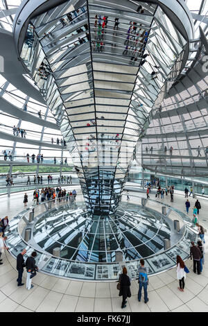 La cupola del Reichstag, Tedesco il palazzo del Parlamento, nel quartiere Mitte di Berlino, Germania, Europa Foto Stock