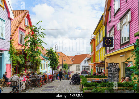 Ovre Holmegate, un vivace strada di negozi e caffè nel centro di Stavanger, Norvegia, Scandinavia, Europa Foto Stock