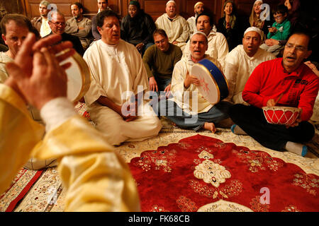 Alawi sufi musulmani cantando e suonando la batteria, Nandy, Seine-et-Marne, Francia, Europa Foto Stock