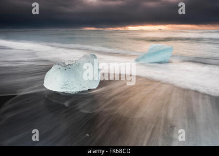 Iceberg all alba Jokulsarlon Beach, una sabbia nera vulcanica beach nel sud est dell'Islanda, Islanda, regioni polari Foto Stock