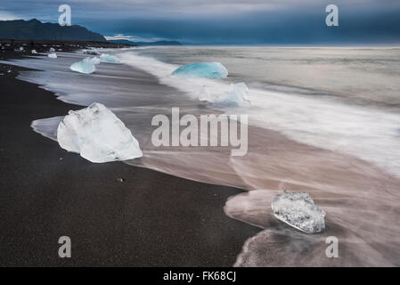Iceberg all alba Jokulsarlon Beach, una sabbia nera vulcanica beach nel sud est dell'Islanda, Islanda, regioni polari Foto Stock