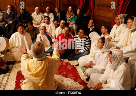 Alawi sufi musulmani cantando e suonando la batteria, Nandy, Seine-et-Marne, Francia, Europa Foto Stock