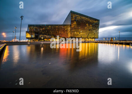 Harpa Concert Hall e il Centro Conferenze di notte, Reykjavik, Islanda, regioni polari Foto Stock
