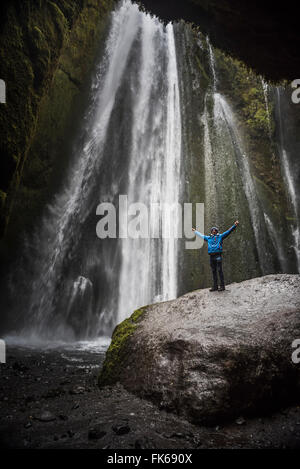 Turistico a la nascosta Gljufrabui cascata, vicino Seljalandsfoss, Sud Islanda (Sudurland), Islanda, regioni polari Foto Stock