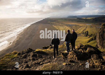 I turisti che cercano il panorama al tramonto dalla penisola Dyrholaey, vicino a VIK, Sud Islanda (Sudurland), Islanda, regioni polari Foto Stock