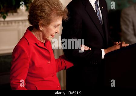 Stati Uniti Il presidente Barack Obama accompagnatrici ex First Lady Nancy Reagan nella Sala Diplomatica della Casa Bianca il 2 giugno 2009 a Washington, DC. Signora Reagan è in visita per la firma di Ronald Reagan Centennial Commission Act, che commemora il compianto Presidente il centesimo compleanno. Foto Stock