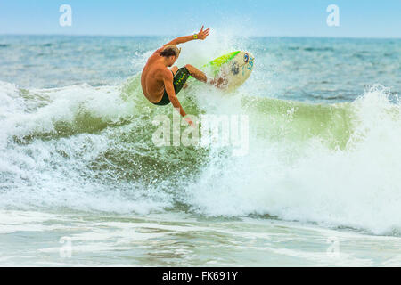 Shortboard surfer a cavallo di un onda in questo surf resort sulla costa sud della penisola di Nicoya, Santa Teresa, Puntarenas, Costa Rica Foto Stock