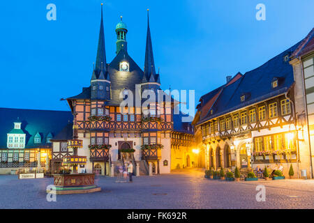 La piazza del mercato e il municipio al crepuscolo, Wernigerode, Harz, Sassonia-Anhalt, Germania, Europa Foto Stock