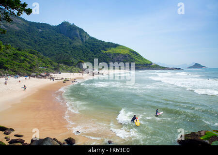 Surfisti sulla Prainha Beach, Barra da Tijuca, Rio de Janeiro, Brasile, Sud America Foto Stock