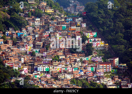 Vista della Santa Marta favela (slum comunità) che mostra la funicolare, Rio de Janeiro, Brasile, Sud America Foto Stock