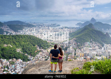 Gli escursionisti che si affacciava su Rio de Janeiro dal Morro dos Cabritos hill, Rio de Janeiro, Brasile, Sud America Foto Stock