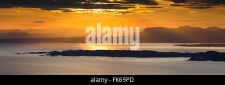 Vista dall isola di Skye alle isole Raasay e Rona e la terraferma, Ebridi Interne, Scotland, Regno Unito, Europa Foto Stock