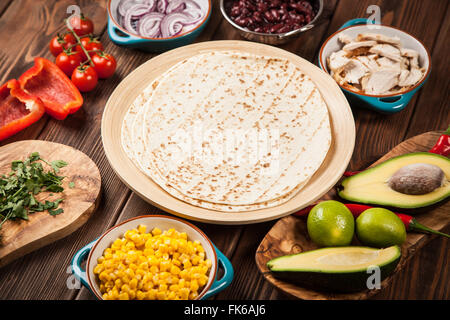 Tortilla con un mix di ingredienti Foto Stock