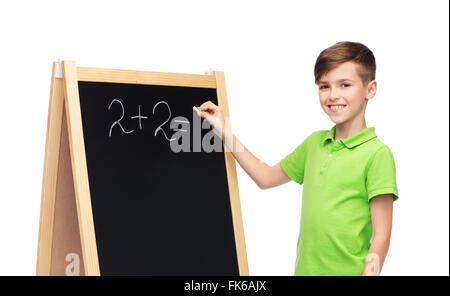 Felice ragazzo la soluzione matematica sulla scuola di Blackboard Foto Stock