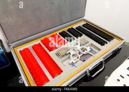 Oculista box con lenti e occhiali di protezione Foto Stock