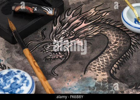 Cinese tradizionale spazzola di calligrafia e il blocco di inchiostro pittura del drago Foto Stock