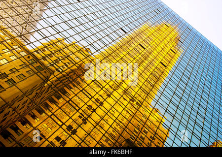 Il Chrysler Building si riflette in un moderno grattacielo di vetro, Lexington Avenue, New York, Stati Uniti d'America, America del Nord Foto Stock