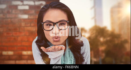 Immagine composita della donna asiatica bacio di soffiaggio per la fotocamera Foto Stock