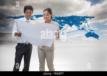 Immagine composita di agente immobiliare guardando blueprint con potenziale acquirente Foto Stock