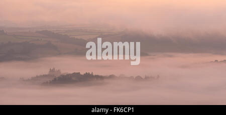 Nebbia copriva campagna di laminazione all'alba, Parco Nazionale di Dartmoor, Devon, Inghilterra, Regno Unito, Europa Foto Stock