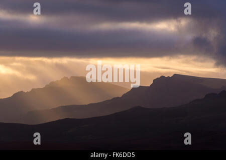 Ricca luce del sole di mattina su Trotternish mountain range, Isola di Skye, Ebridi Interne, Scotland, Regno Unito, Europa Foto Stock