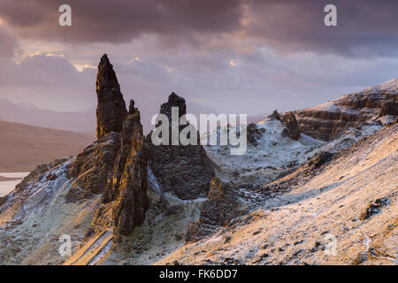 Neve spolverato il vecchio uomo di Storr all'alba, Isola di Skye, Ebridi Interne, Scotland, Regno Unito, Europa Foto Stock