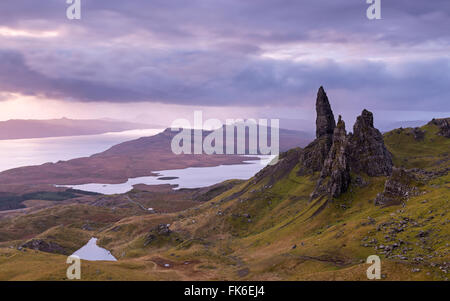 Sunrise atmosferica sopra il vecchio uomo di Storr sull'Isola di Skye, Ebridi Interne, Scotland, Regno Unito, Europa Foto Stock