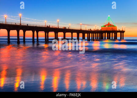 Manhattan Beach Pier al tramonto, Roundhouse studi Marine Lab e Acquario, California, Stati Uniti Foto Stock