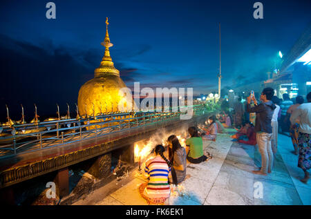 Pellegrini buddista accendendo candele e visitatori presso il Golden Rock e Kyaiktiyo Pagoda, Monte Kyaiktiyo, Stato Mon, Myanmar Foto Stock