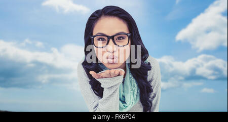 Immagine composita della donna asiatica bacio di soffiaggio per la fotocamera Foto Stock