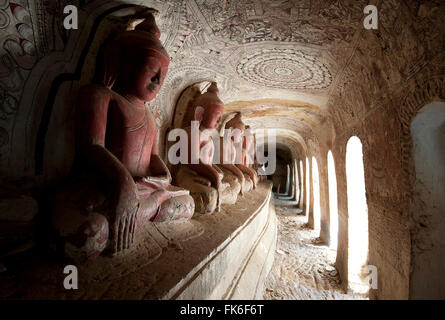 Statue di Buddha in uno dei 947 Hpowindaung Grotte di arenaria, XVIII secolo dipinti sulle pareti, Monywa, Sagaing District Foto Stock