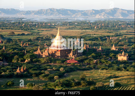 La stupa dorato della Pagoda Dhammayazika tra alcune delle terrecotte di altri templi buddisti di Bagan, Divisione Mandalay Foto Stock