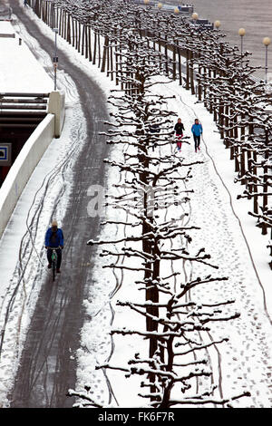 Rheinuferpromenade a Duesseldorf in inverno con la neve. Northrhine-Westphalia, Germania Foto Stock