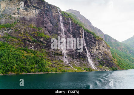 Sette sorelle cascata, chiamato per le sette flussi separati che lo comprendono il Geirangerfjord, UNESCO, Norvegia Foto Stock