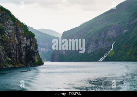 Il pretendente di cascata si trova di fronte ai sette sorelle cascata, il Geirangerfjord, Sito Patrimonio Mondiale dell'UNESCO, Norvegia Foto Stock