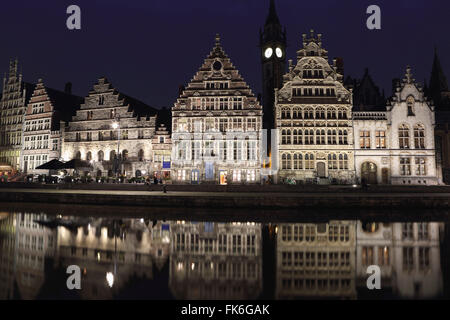 Edifici gotici sul lungomare Graslei riflettere nel canale Leie, a notte nel centro di Ghent, Belgio, Europa Foto Stock