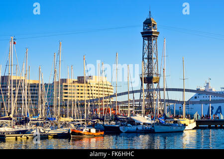 Il vecchio porto, porto vecchio, Port Vell, Rambla de Mar Bridge, World Trade Center building. Barcellona, in Catalogna, Spagna. Foto Stock