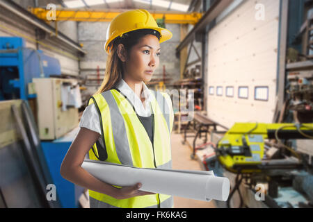 Immagine composita di architetto donna con casco giallo e piani Foto Stock