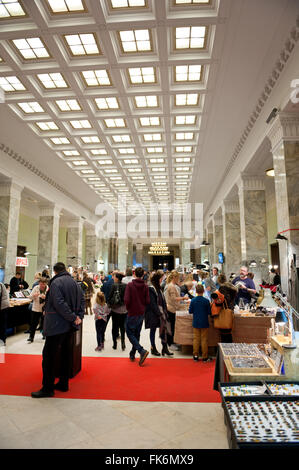 Clienti in visita pietre stand espositivi presso il minerale di Varsavia Expo 2016, 5 Marzo, VI edizione evento nel palazzo PKiN Foto Stock