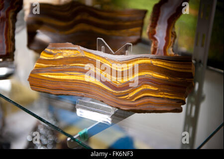 Marrone Giallo crystal grande pezzo a Varsavia il minerale di Expo 2016, 5 Marzo, VI edizione evento nel Palazzo della Cultura e della scienza Foto Stock