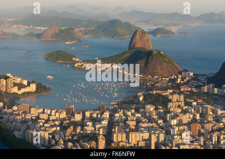 Vista panoramica di Rio de Janeiro e la montagna Sugar Loaf dal Corcovado al tramonto Foto Stock