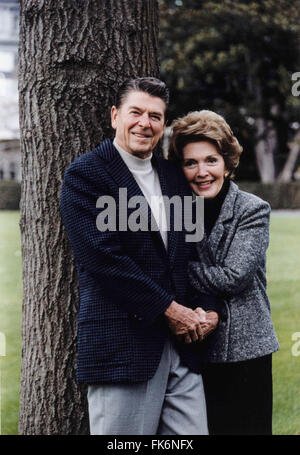 Ritratto ufficiale del Presidente Ronald Reagan e la First Lady Nancy Reagan sul prato Sud della Casa Bianca Novembre 22, 1981 a Washington, DC. Foto Stock