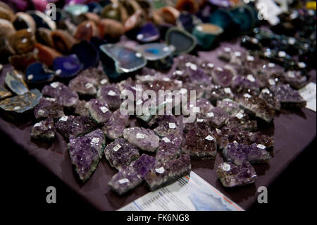 Viola ametista gemma e pezzi di minerale di Varsavia Expo 2016, 5 Marzo, VI edizione evento nel Palazzo della Cultura e della scienza Foto Stock