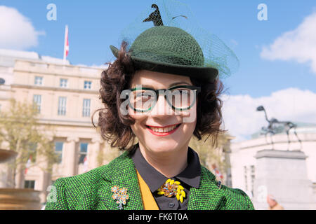 Bella giovane donna in uno splendido cappello verde in Tweed Run (corsa in bicicletta con uno stile) Foto Stock