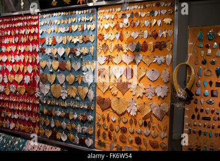 Metalli preziosi lascia necklets su schede a Varsavia il minerale di Expo 2016, 5 Marzo, VI edizione evento nel palazzo PKiN, Polonia Foto Stock