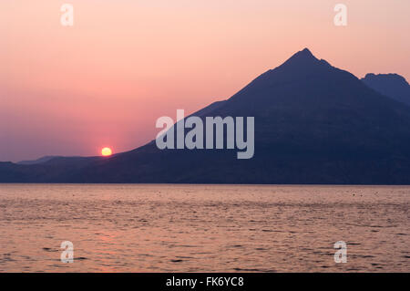 Tramonto dietro il Cuillin Hills da Elgol, Isola di Skye, Highlands, Scotland, Regno Unito Foto Stock